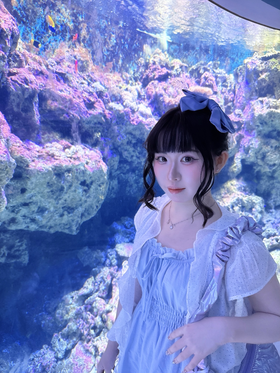 郭芷睿於藍紫色水族館場景中的個人形象照